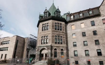 Pavillon B du Cégep de Saint-Laurent à Montréal fermé pour cause de délabrement. Photo: Adil Boukind, Le Devoir