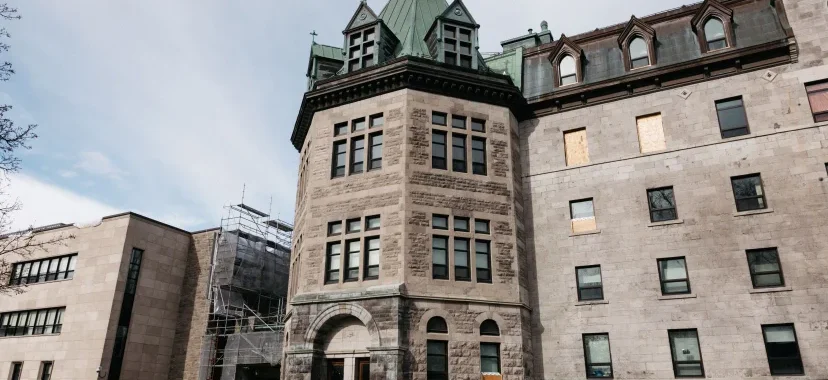 Pavillon B du Cégep de Saint-Laurent à Montréal fermé pour cause de délabrement. Photo: Adil Boukind, Le Devoir